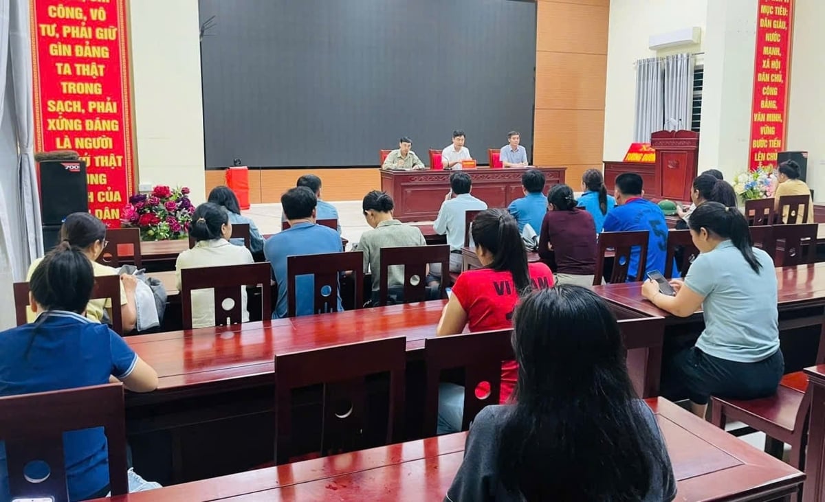 Xã Tương Dương họp khẩn cấp giữa đêm khuya để ra phương án cùng người dân chống lũ đêm 22/7/2025. Ảnh: V. Lương. Xã Tương Dương họp khẩn cấp giữa đêm khuya để ra phương án cùng người dân chống lũ đêm 22/7/2025. Ảnh: V. Lương.