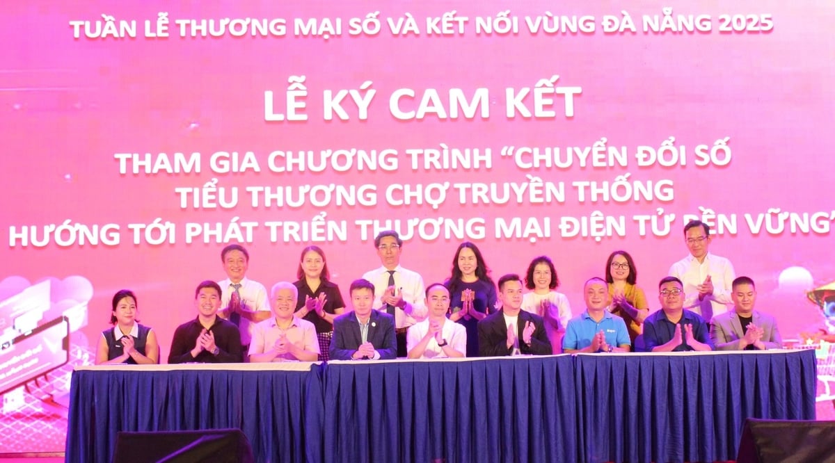 Đại diện các cơ quan quản lý, doanh nghiệp thương mại điện tử ký cam kết hỗ trợ chuyển đổi số cho tiểu thương các chợ truyền thống. Ảnh: Lan Anh.