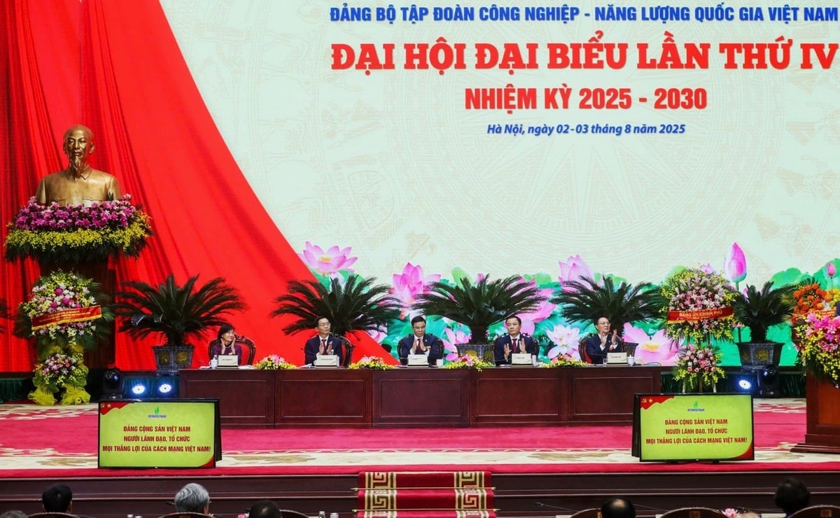 Đoàn chủ tịch điều hành Đại hội. Ảnh: Petrovietnam. Đoàn chủ tịch điều hành Đại hội. Ảnh: Petrovietnam.