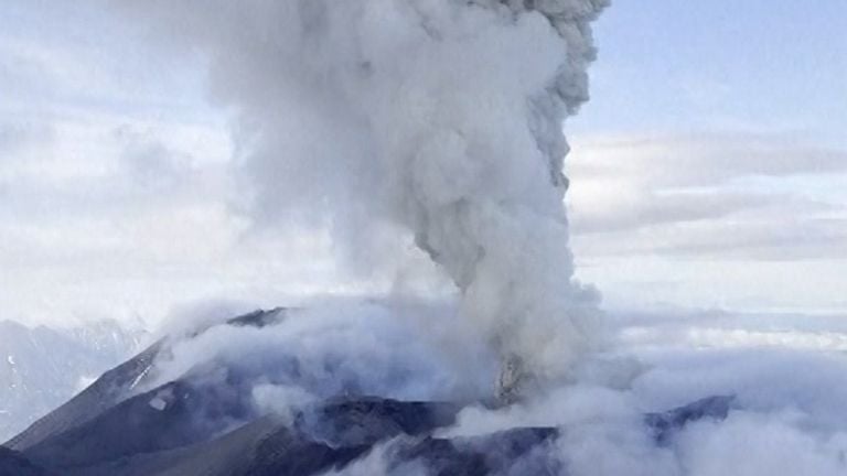 Núi lửa Krasheninnikov ở Kamchatka (Nga) phun trào lần đầu sau 600 năm, tạo cột tro bụi cao 6 km, hiện chưa ghi nhận thiệt hại và đe dọa tới khu dân cư. Ảnh: Skynews.