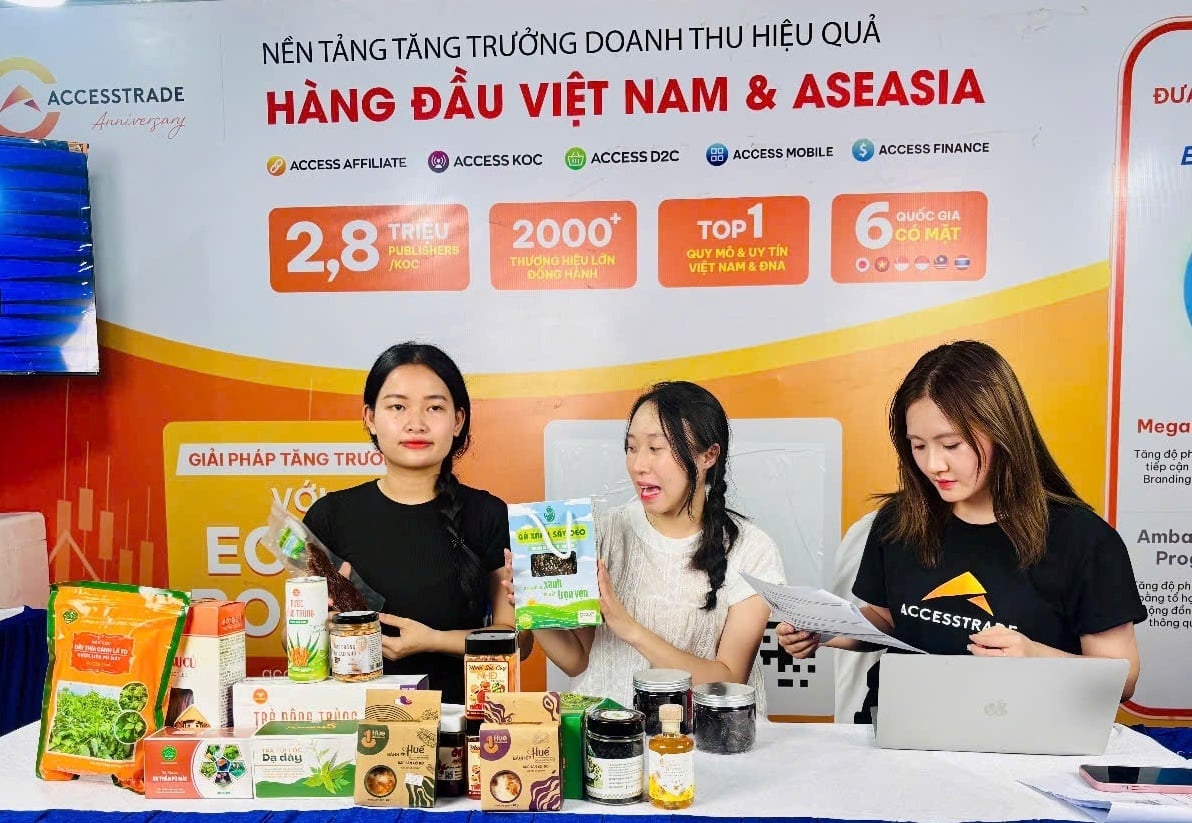 Livestream giới thiệu đặc sản vùng miền tại chương trình. Ảnh: Lan Anh.