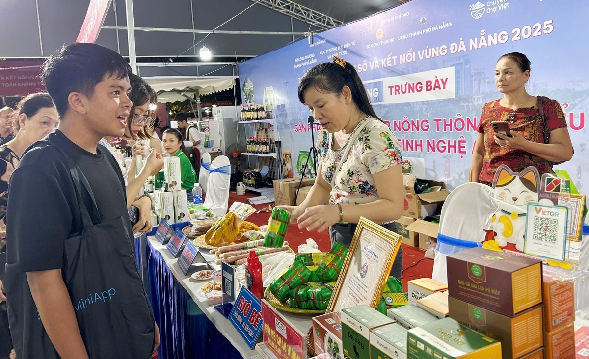 Đông đảo người dân, du khách tham quan, mua sắm, trải nghiệm các dịch vụ tại Tuần lễ Thương mại số và Kết nối vùng Đà Nẵng 2025 tối 1/8. Ảnh: Lan Anh.