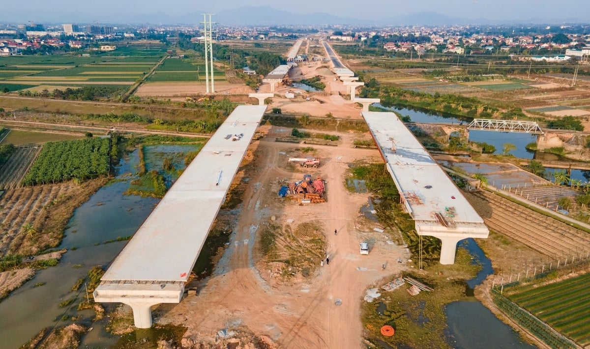 Nhà thầu tăng tốc thi công Vành đai 4 đoạn thuộc địa phận Hà Nội. Ảnh: Tuấn Khải.