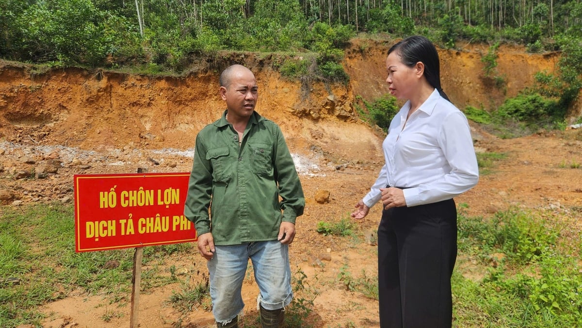 Cán bộ địa phương tuyên truyền, hướng dẫn người dân cách phòng chống dịch. Ảnh: Nguyễn Thành.