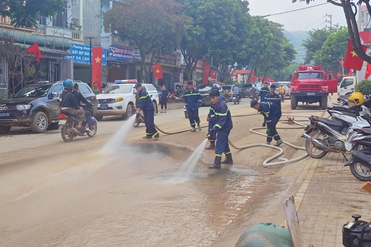Dọn dẹp, rửa bùn đất trên các tuyến đường chính tại xã Sông Mã. Ảnh: Đức Bình. Dọn dẹp, rửa bùn đất trên các tuyến đường chính tại xã Sông Mã. Ảnh: Đức Bình.