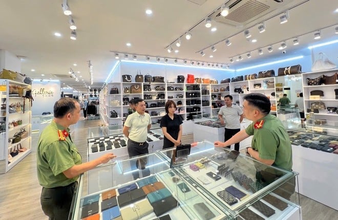 Lực lượng chức năng phát hiện hàng nghìn sản phẩm không có hoá đơn chứng từ tại cơ sở kinh doanh Galleria. Ảnh: T. Văn.