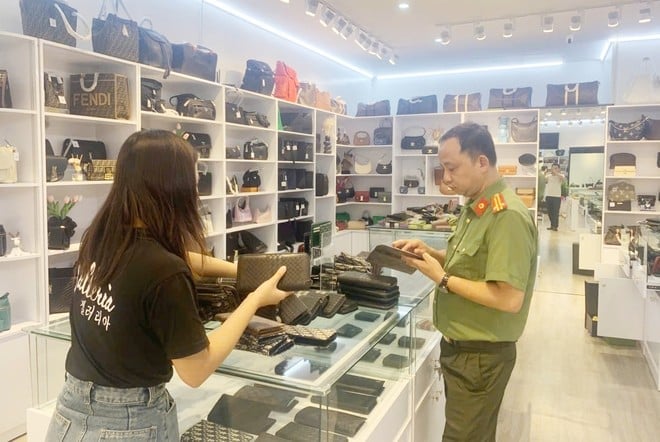 Nhiều sản phẩm của các thương hiệu nổi tiếng được bày bán, nhưng chủ cơ sở kinh doanh không chứng minh được nguồn gốc xuất xứ. Ảnh: T. Văn.