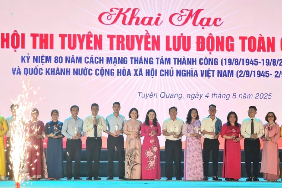 Lãnh đạo tỉnh Tuyên Quang tặng quà lưu niệm cho các đội tham gia Hội thi Tuyên truyền lưu động toàn quốc năm nay. Ảnh: Đào Thanh.