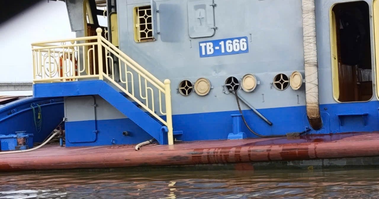 Chiếc tàu thủy có BKS TB - 1666 do 'thuyền trưởng' Lương Văn Hoàng điều khiển. Ảnh: Phòng CSGT. 