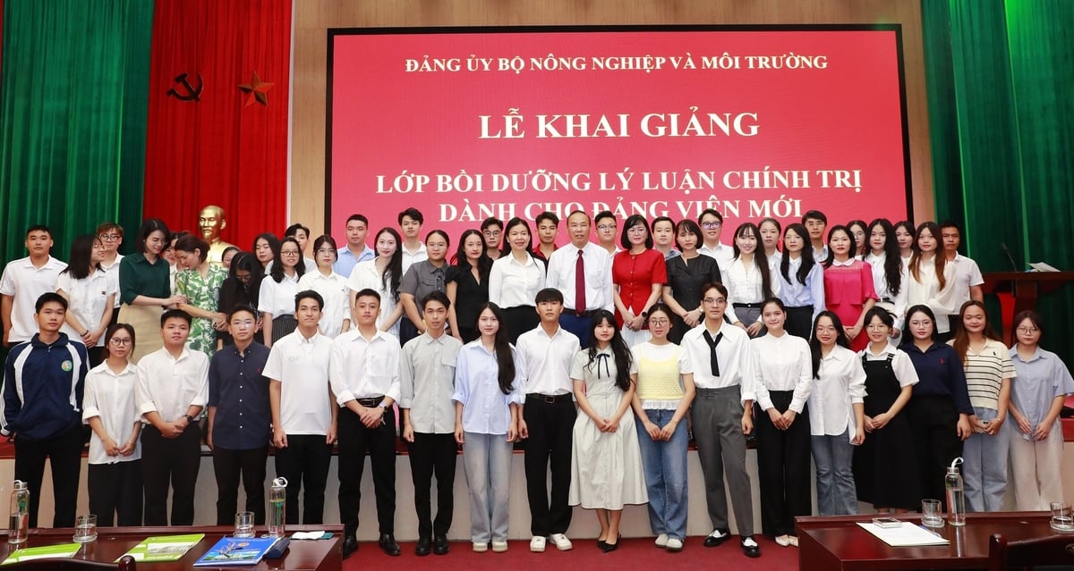 Thứ trưởng Phùng Đức Tiến chụp ảnh lưu niệm với các học viên tham dự lớp bồi dưỡng lý luận chính trị dành cho đảng viên mới. Ảnh: Nguyễn Thủy. Thứ trưởng Phùng Đức Tiến chụp ảnh lưu niệm với các học viên tham dự lớp bồi dưỡng lý luận chính trị dành cho đảng viên mới. Ảnh: Nguyễn Thủy.
