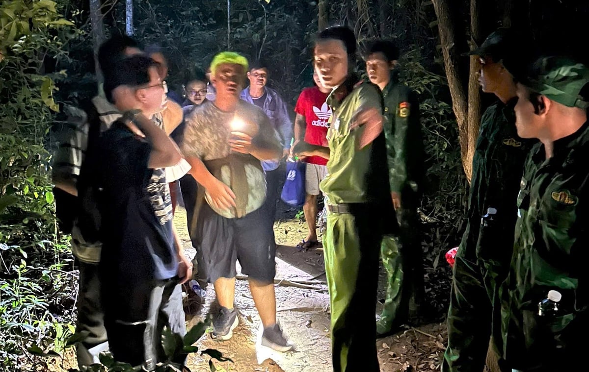 Lực lượng cứu hộ tiếp cận được hiện trường nơi 6 người bị lạc trên núi Minh Đạm và di chuyển xuống núi an toàn. Ảnh: Quang Anh. Lực lượng cứu hộ tiếp cận được hiện trường nơi 6 người bị lạc trên núi Minh Đạm và di chuyển xuống núi an toàn. Ảnh: Quang Anh.
