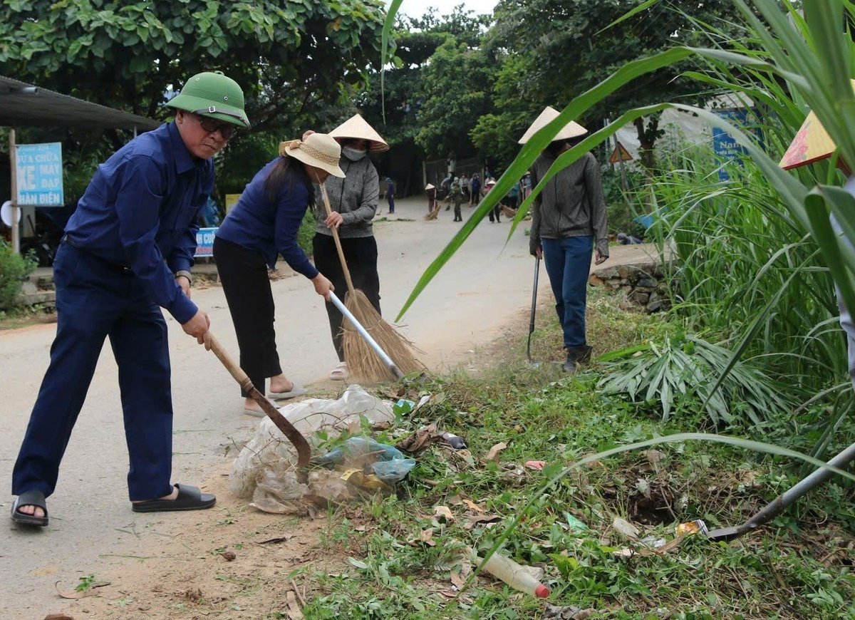 Xây dựng thôn, xã sáng - xanh - sạch - đẹp đã trở thành phong trào thi đua giữa các xóm làng. Ảnh: Thanh Tiến.