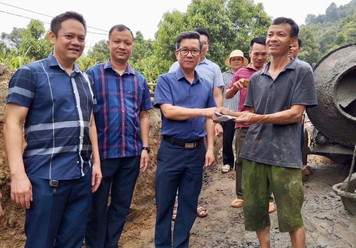 Lãnh đạo xã Lương Thịnh động viên người dân làm đường giao thông nông thôn. Ảnh: Thanh Tiến.