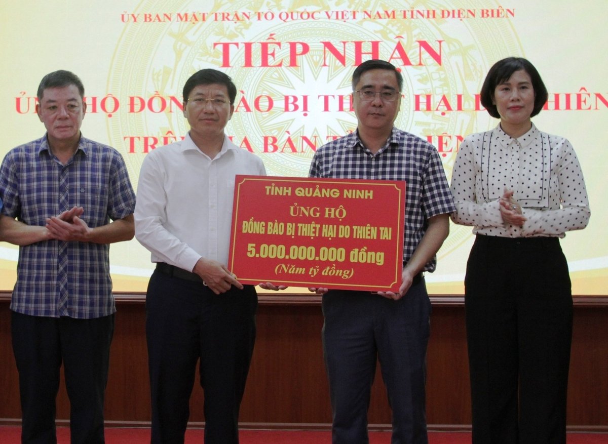 Tỉnh Quảng Ninh trao 5 tỷ đồng ủng hộ đồng bào bị thiệt hại do mưa lũ trên địa bàn tỉnh Điện Biên. Ảnh: Hoàng Châu. 