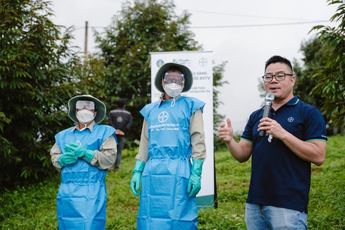 Ông Đặng Văn Phước, Giám đốc Bộ phận Chính sách và An toàn Sản phẩm - Nhánh Khoa học Cây trồng của Bayer Việt Nam (bìa phải) chia sẻ về các nguyên tắc vàng trong canh tác. Ảnh: Minh Thành. Ông Đặng Văn Phước, Giám đốc Bộ phận Chính sách và An toàn Sản phẩm - Nhánh Khoa học Cây trồng của Bayer Việt Nam (bìa phải) chia sẻ về các nguyên tắc vàng trong canh tác. Ảnh: Minh Thành.