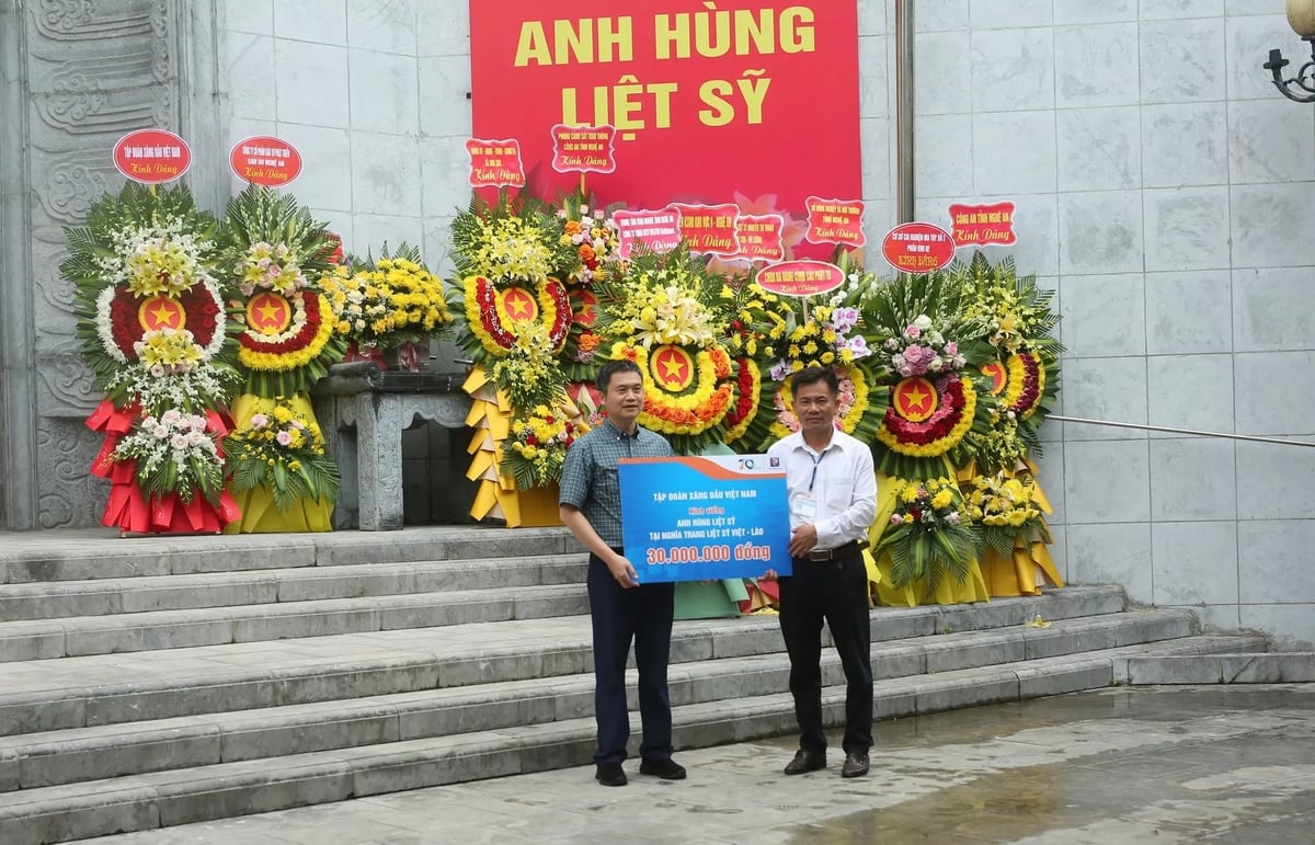 Lãnh đạo Tập đoàn trao quỹ công đức tri ân liệt sỹ, hỗ trợ tôn tạo nghĩa trang Liệt sỹ Quốc tế Việt - Lào. Ảnh: Petrolimex. Lãnh đạo Tập đoàn trao quỹ công đức tri ân liệt sỹ, hỗ trợ tôn tạo nghĩa trang Liệt sỹ Quốc tế Việt - Lào. Ảnh: Petrolimex.