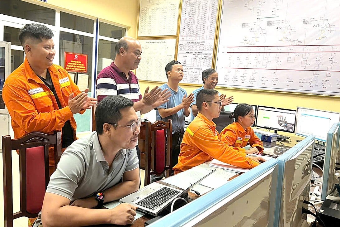 Thời khắc đóng điện dự án nâng công suất Trạm biến áp 500kV Việt Trì. Ảnh: EVNNPT. Thời khắc đóng điện dự án nâng công suất Trạm biến áp 500kV Việt Trì. Ảnh: EVNNPT.