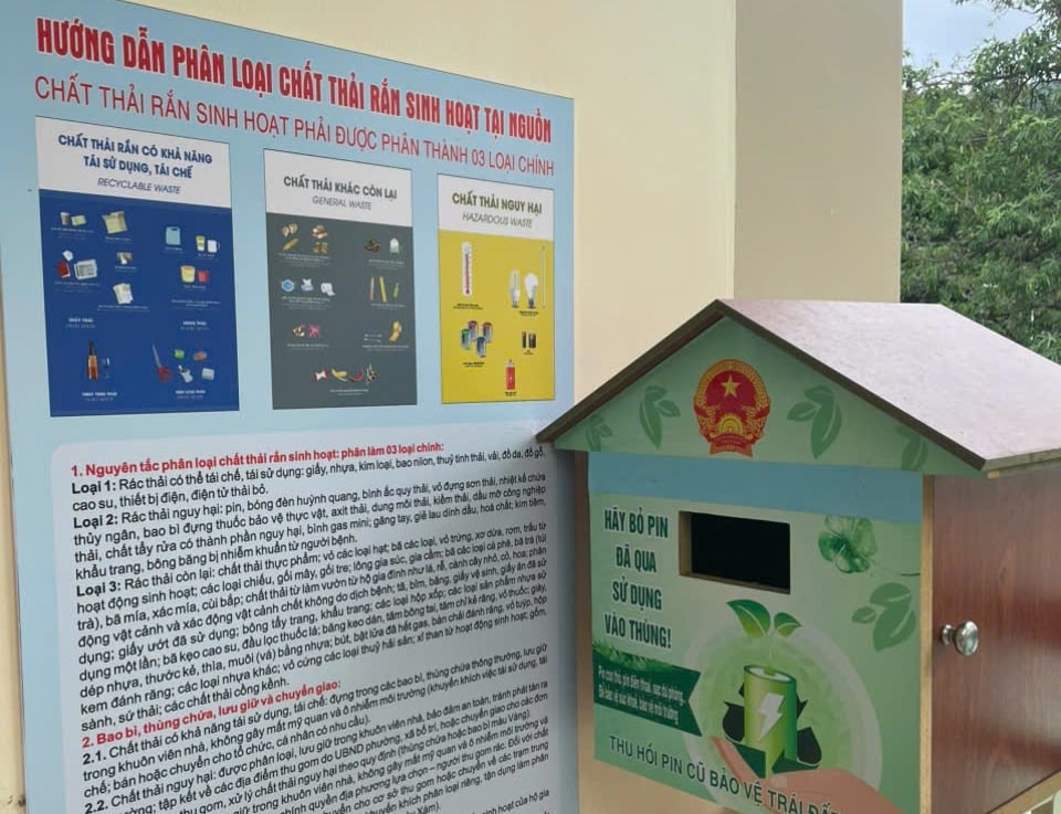 Mô hình 'Ngôi nhà của pin' được triển khai rộng rãi tại các phường, xã tại TP.HCM nhằm thu hồi pin cũ, bảo vệ môi trường. Ảnh: Thục Vy. Mô hình 'Ngôi nhà của pin' được triển khai rộng rãi tại các phường, xã tại TP.HCM nhằm thu hồi pin cũ, bảo vệ môi trường. Ảnh: Thục Vy.