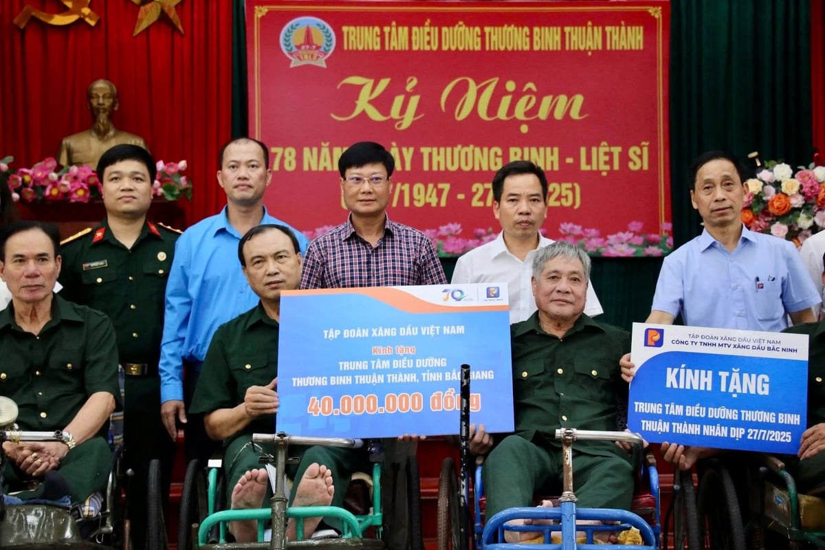 Đại diện Tập đoàn Xăng dầu Việt Nam và Công ty Xăng dầu Bắc Ninh trao quà tri ân các thương binh tại Trung tâm Điều dưỡng Thương binh Thuận Thành nhân kỷ niệm 78 năm Ngày Thương binh - Liệt sĩ. Ảnh: Petrolimex. Đại diện Tập đoàn Xăng dầu Việt Nam và Công ty Xăng dầu Bắc Ninh trao quà tri ân các thương binh tại Trung tâm Điều dưỡng Thương binh Thuận Thành nhân kỷ niệm 78 năm Ngày Thương binh - Liệt sĩ. Ảnh: Petrolimex.