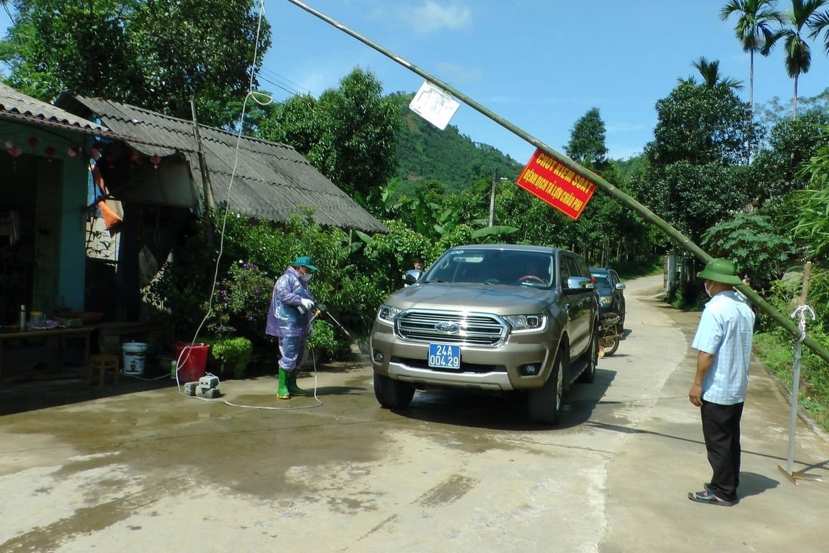 Theo Cục Chăn nuôi và Thú y: Cần tăng cường công tác tiêu độc, khử trùng đặc biệt trong giai đoạn thời tiết chuyển mùa, mưa lũ. Ảnh: Thanh Tiến. Theo Cục Chăn nuôi và Thú y: Cần tăng cường công tác tiêu độc, khử trùng đặc biệt trong giai đoạn thời tiết chuyển mùa, mưa lũ. Ảnh: Thanh Tiến.