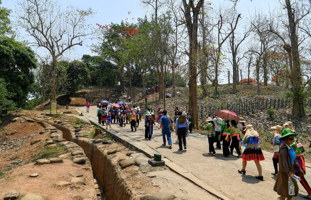 Đông đảo nhân dân các dân tộc hướng về tham quan di tích lịch sử Đồi A1 Điện Biên Phủ. Ảnh: Báo nhân dân. Đông đảo nhân dân các dân tộc hướng về tham quan di tích lịch sử Đồi A1 Điện Biên Phủ. Ảnh: Báo nhân dân.