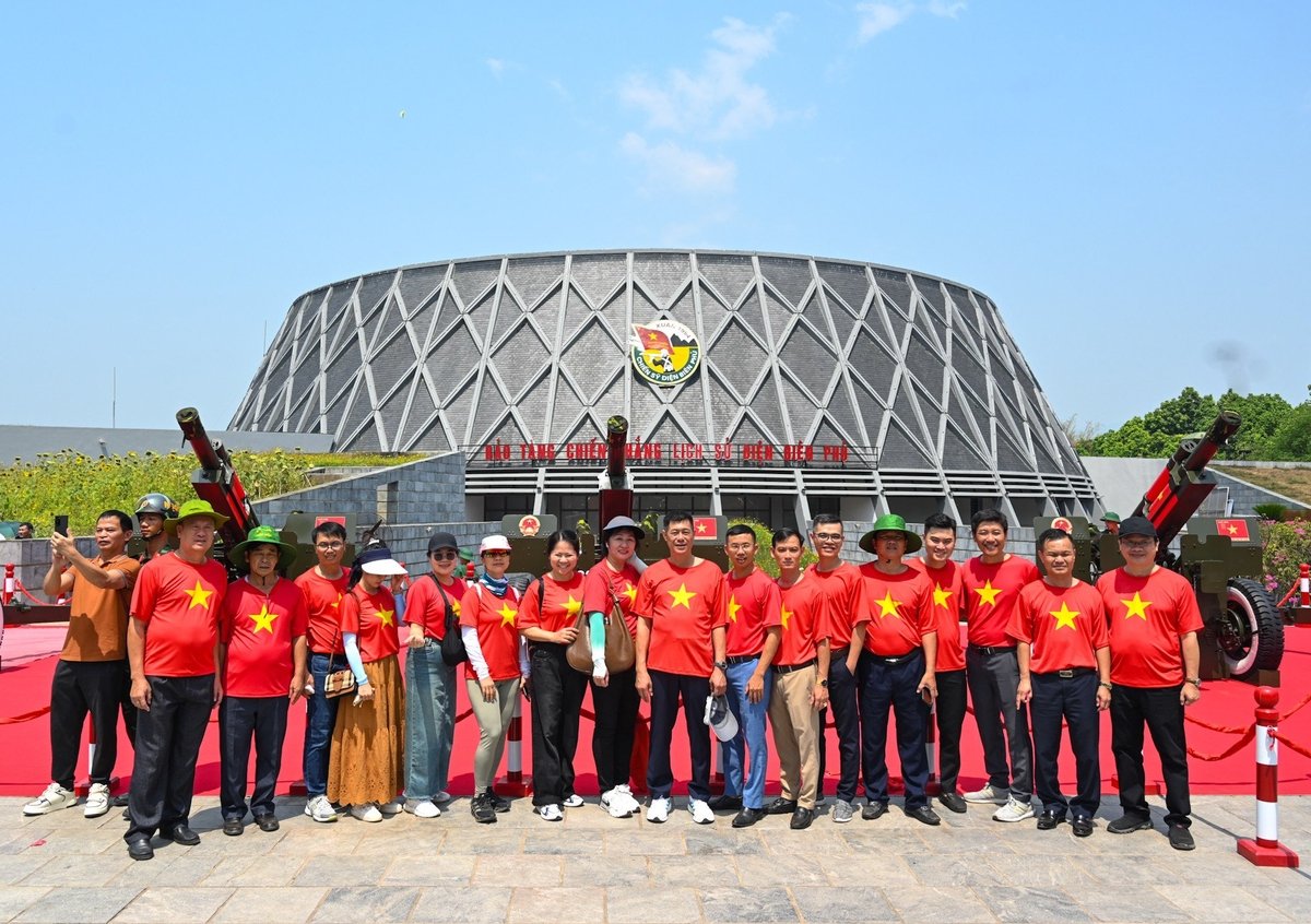Du khách tham quan Bảo tàng Chiến thắng Điện Biên Phủ. Ảnh: Báo Nhân dân. Du khách tham quan Bảo tàng Chiến thắng Điện Biên Phủ. Ảnh: Báo Nhân dân.