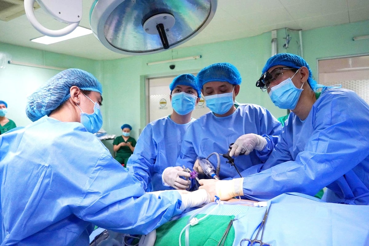 Ê-kíp bác sĩ Bệnh viện Đa khoa Trung ương Cần Thơ phối hợp chuyên gia Bệnh viện Chợ Rẫy thực hiện ca ghép thận thành công cho cô giáo bị suy thận giai đoạn cuối. Ảnh: Lê Hoàng Vũ.