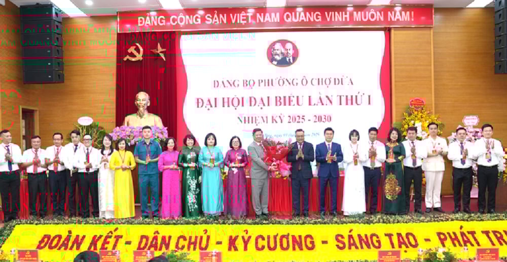 Chủ tịch UBND TP. Hà Nội Trần Sỹ Thanh tặng hoa Ban Chấp hành Đảng bộ phường Ô Chợ Dừa nhiệm kỳ 2025-2030. Ảnh: Hoàng Điệp. Chủ tịch UBND TP. Hà Nội Trần Sỹ Thanh tặng hoa Ban Chấp hành Đảng bộ phường Ô Chợ Dừa nhiệm kỳ 2025-2030. Ảnh: Hoàng Điệp.