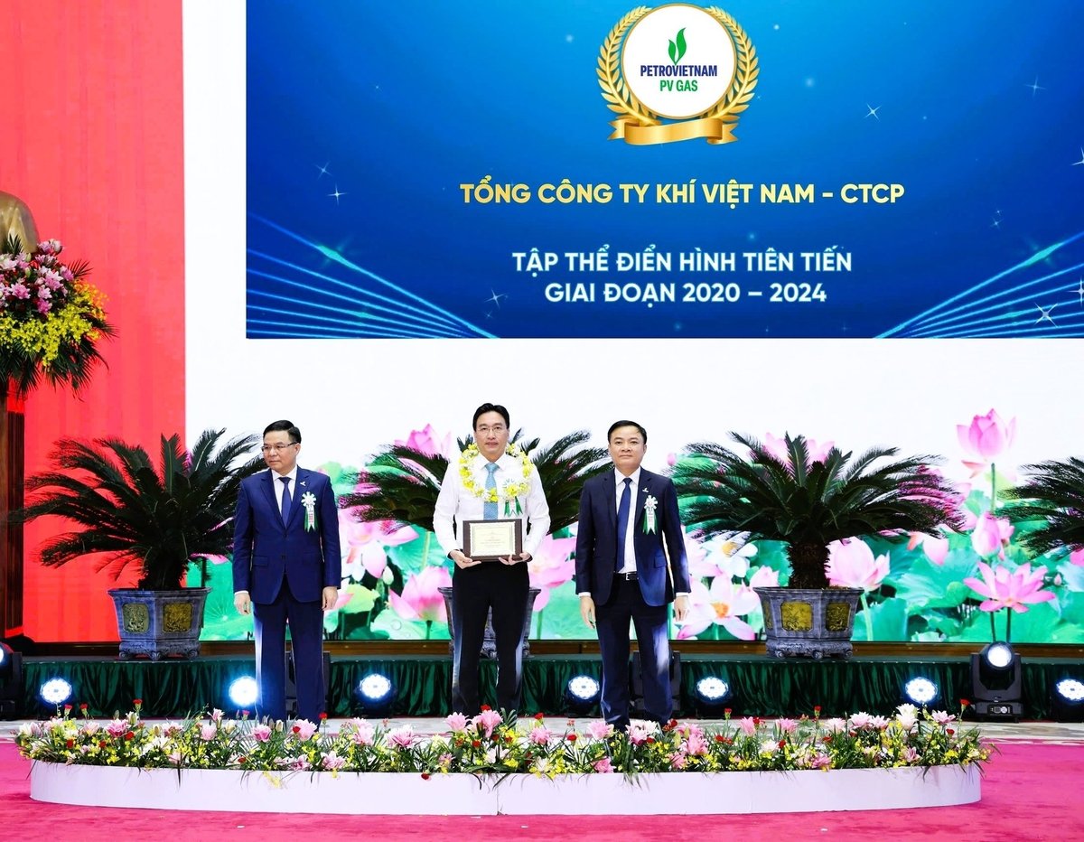 Đồng chí Nguyễn Thanh Bình – Bí thư Đảng ủy, Chủ tịch HĐQT Tổng công ty vinh dự nhận Biểu trưng cho Tập thể điển hình tiên tiến giai đoạn 2020-2024. Ảnh: PV GAS. Đồng chí Nguyễn Thanh Bình – Bí thư Đảng ủy, Chủ tịch HĐQT Tổng công ty vinh dự nhận Biểu trưng cho Tập thể điển hình tiên tiến giai đoạn 2020-2024. Ảnh: PV GAS.