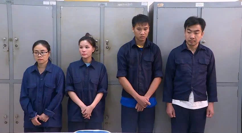 Công an cũng bắt bốn người công tác tại Đội thủ tục hàng hoá nhập khẩu - Chi cục Hải quan Chơn Thành,  về tội nhận hối lộ. Ảnh: CA.