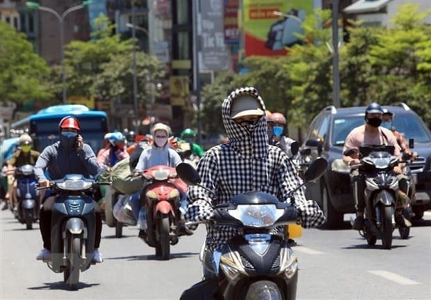 Hà Nội ghi nhận mức nhiệt ở trạm quan trắc cao tới 39 độ C, nhiệt độ thực tế có thể cao hơn từ 2-4 độ C tùy vào môi trường xung quanh. Ảnh: TN. Hà Nội ghi nhận mức nhiệt ở trạm quan trắc cao tới 39 độ C, nhiệt độ thực tế có thể cao hơn từ 2-4 độ C tùy vào môi trường xung quanh. Ảnh: TN.