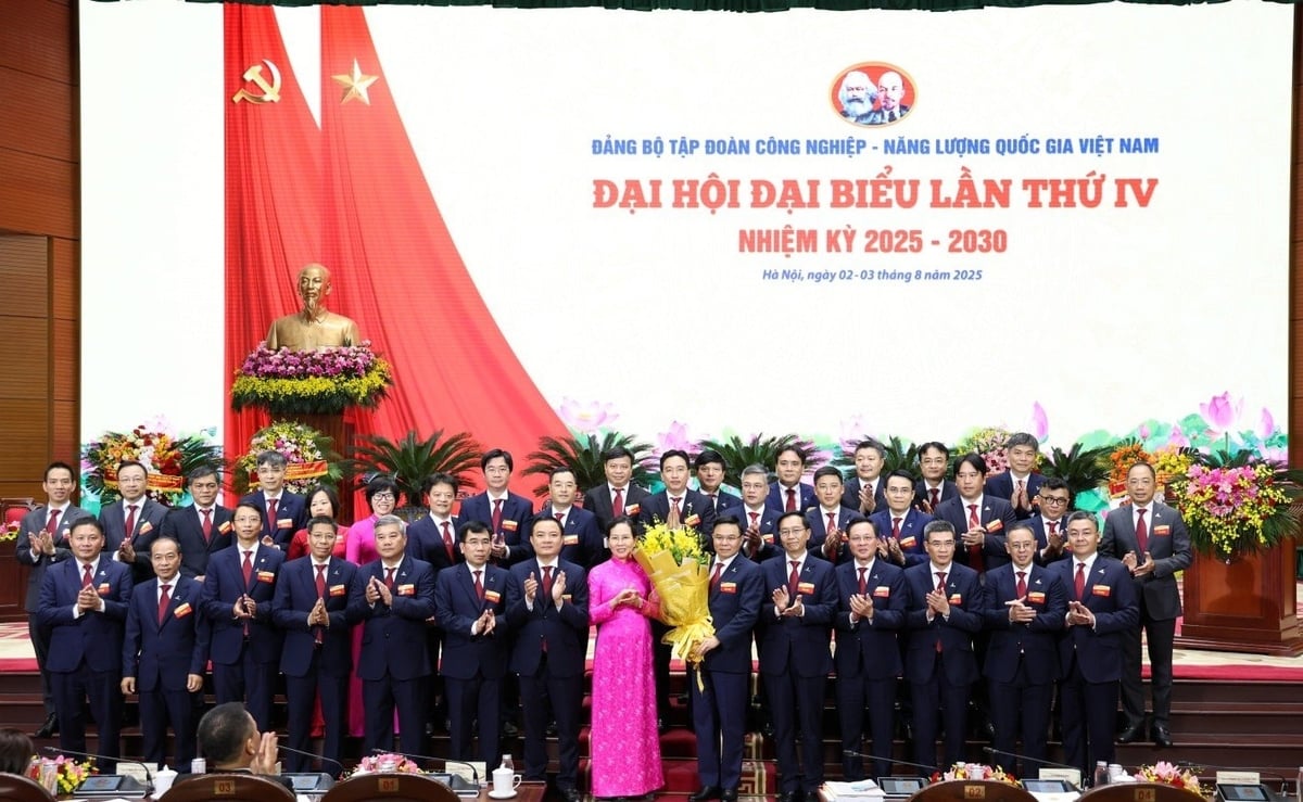 Đồng chí Lê Thị Thủy - Ủy viên Trung ương Đảng, Phó Bí thư Đảng ủy Chính phủ chúc mừng Ban Chấp hành Đảng bộ Tập đoàn khóa IV. Đồng chí Lê Thị Thủy - Ủy viên Trung ương Đảng, Phó Bí thư Đảng ủy Chính phủ chúc mừng Ban Chấp hành Đảng bộ Tập đoàn khóa IV.