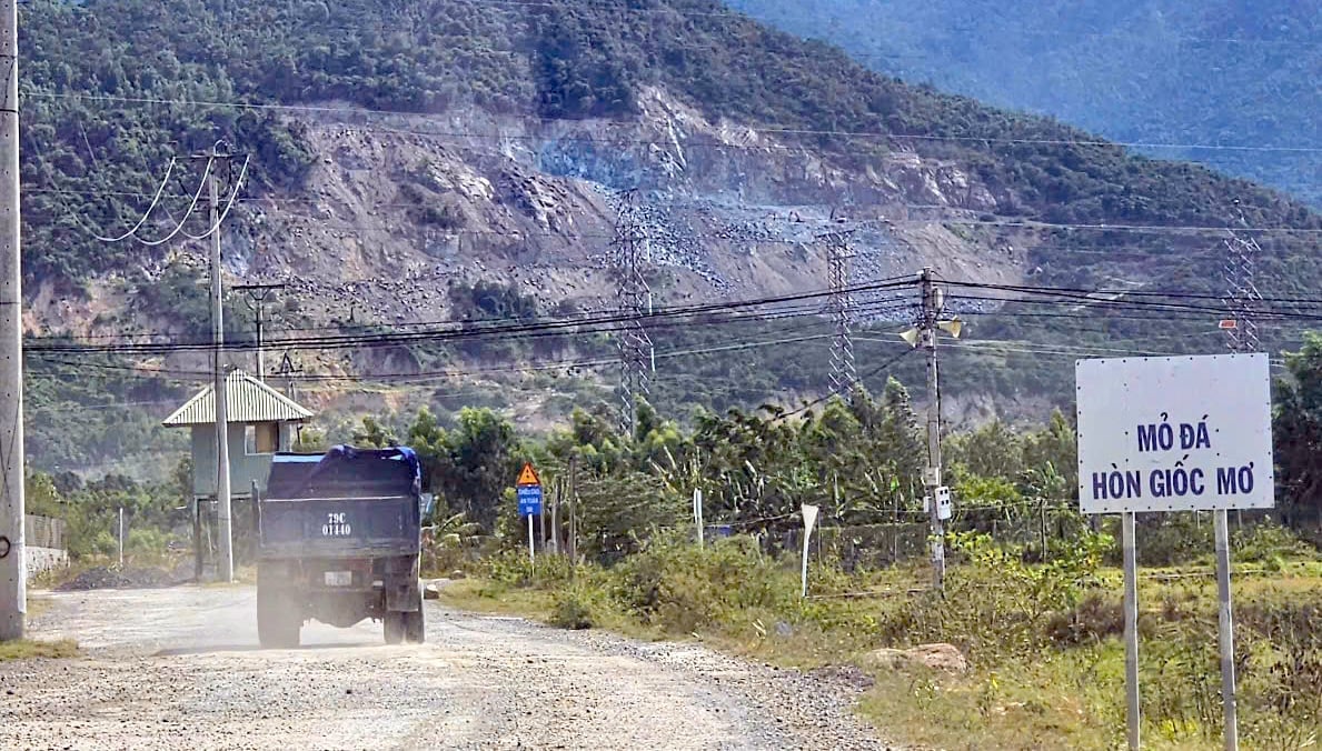 Mỏ đất, đá làm vật liệu xây dựng thông thường Hòn Dốc Mơ của Công ty TNHH tư vấn thiết kế xây dựng ADC. Ảnh: Kim Sơ. Mỏ đất, đá làm vật liệu xây dựng thông thường Hòn Dốc Mơ của Công ty TNHH tư vấn thiết kế xây dựng ADC. Ảnh: Kim Sơ.