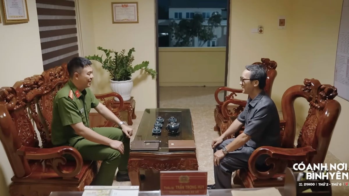 Huy thông báo cho ông Thứ về một số thư nặc danh. Ảnh CMH Huy thông báo cho ông Thứ về một số thư nặc danh. Ảnh CMH