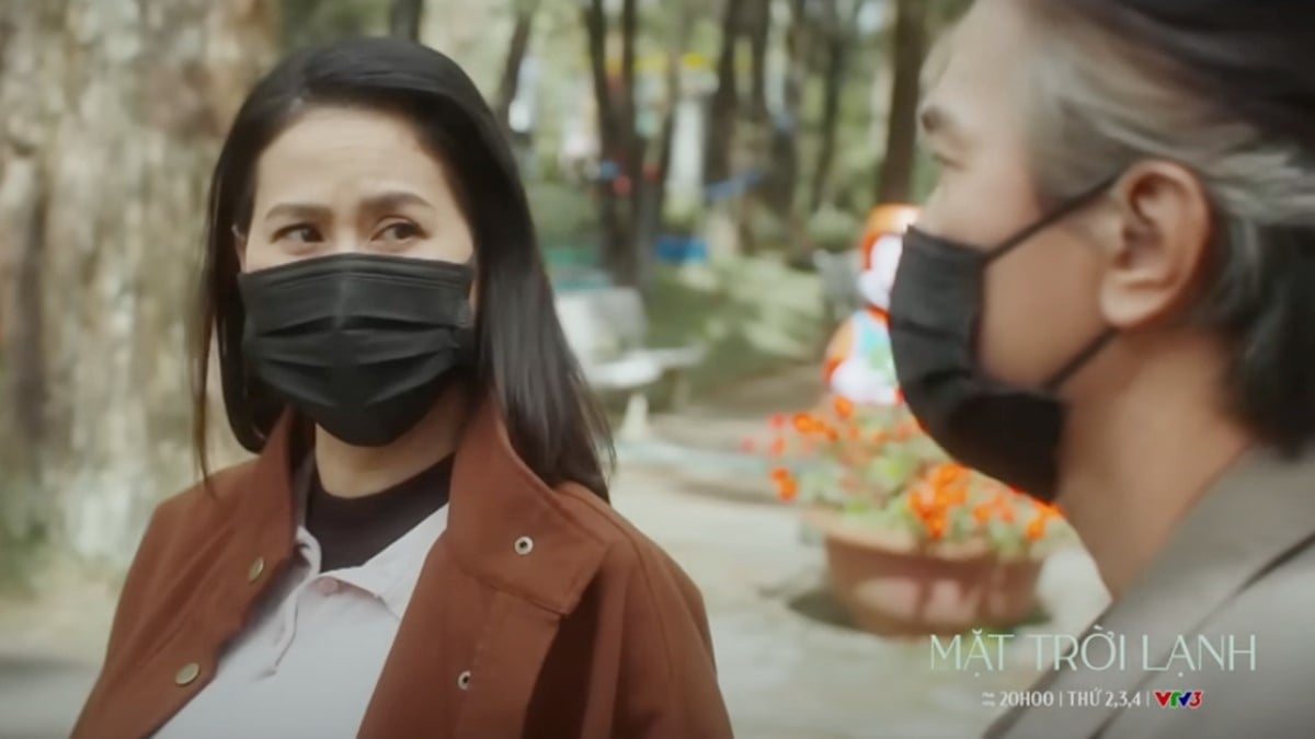 Và bà Hương tỏ ra lo lắng khi thấy con dâu tương lai ngồi đánh bài. Ảnh CMH