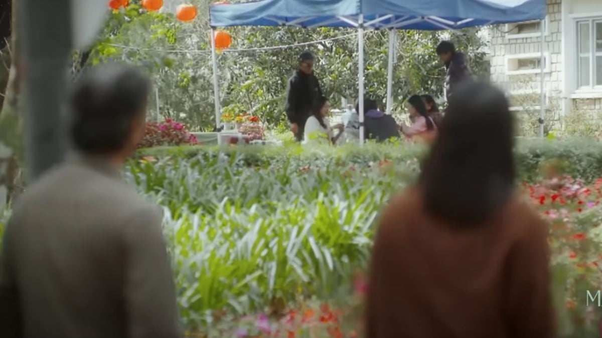Bố mẹ Dương theo dõi Lam Anh. Ảnh CMH