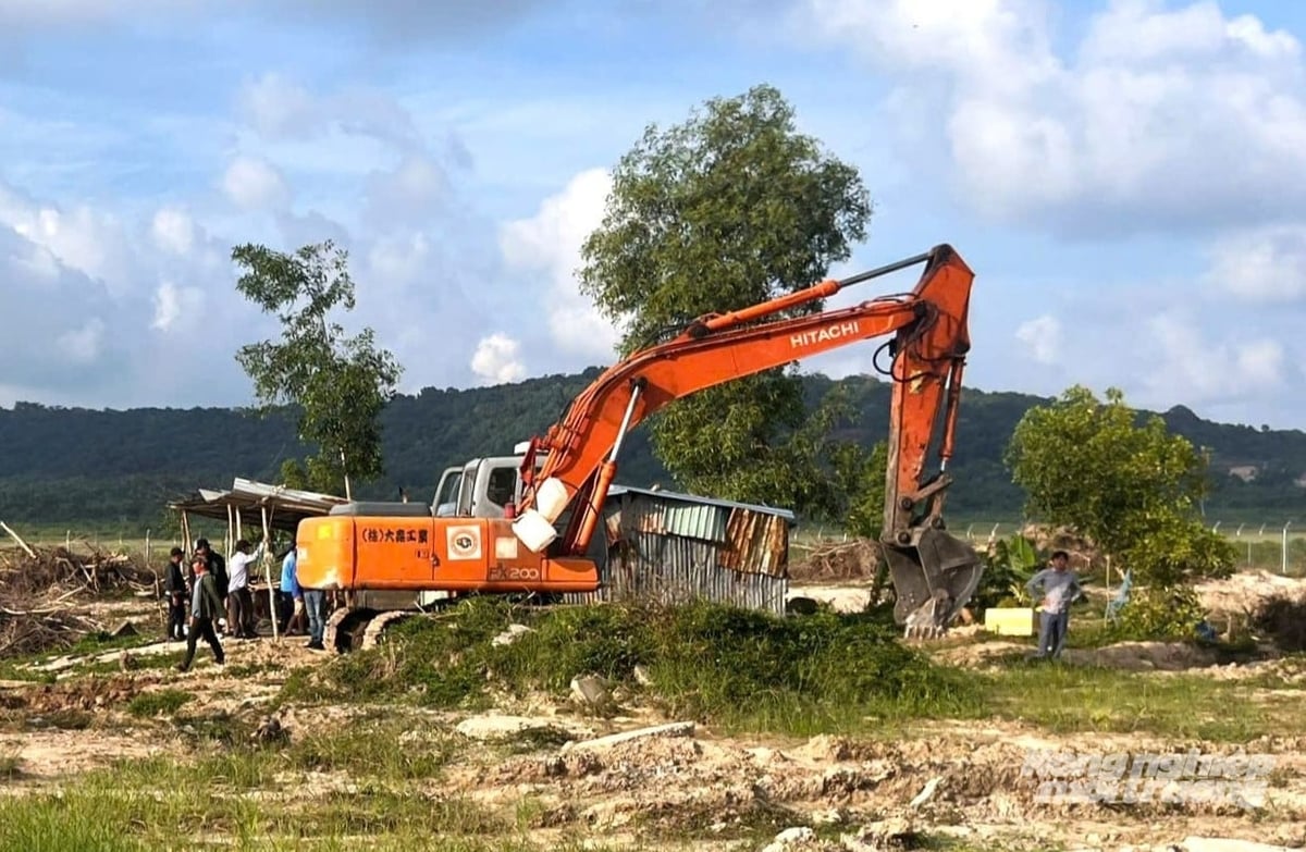 Phú Quốc huy động các phương tiện cơ giới tiến hành tháo dỡ công trình xây dựng trái phép, giải phóng mặt bằng giao đơn vị thi công xây dựng đường băng và các công trình phụ trợ mở rộng Cảng hàng không quốc tế. Ảnh: Trung Chánh. Phú Quốc huy động các phương tiện cơ giới tiến hành tháo dỡ công trình xây dựng trái phép, giải phóng mặt bằng giao đơn vị thi công xây dựng đường băng và các công trình phụ trợ mở rộng Cảng hàng không quốc tế. Ảnh: Trung Chánh.