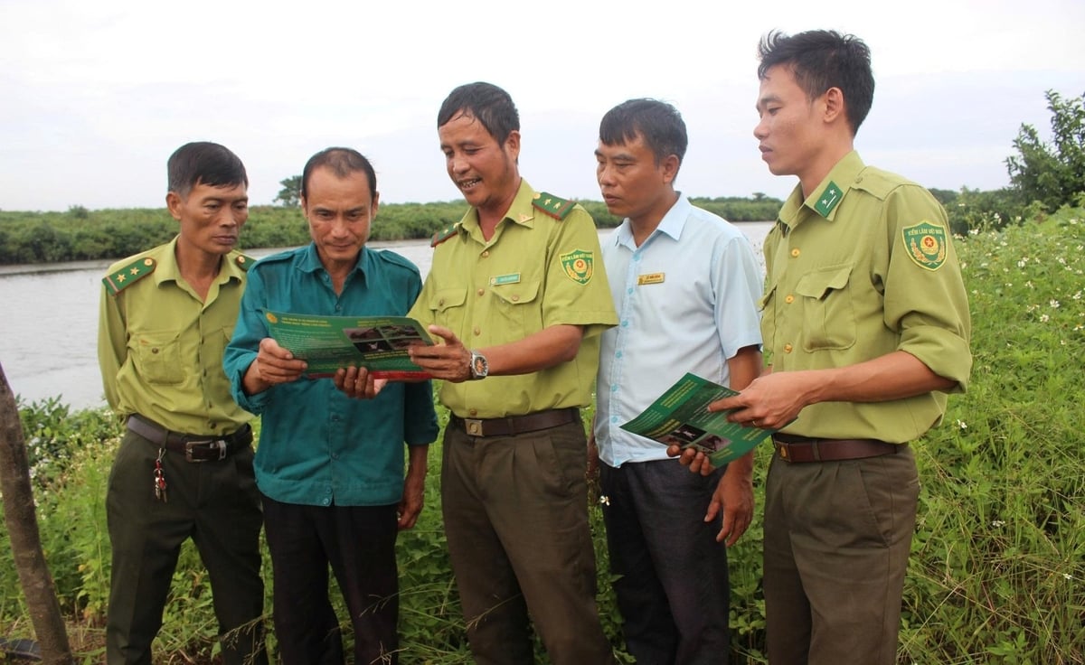 Hoạt động tuyên truyền về bảo vệ rừng và đa dạng sinh học. Ảnh: VQG Xuân Thủy.
