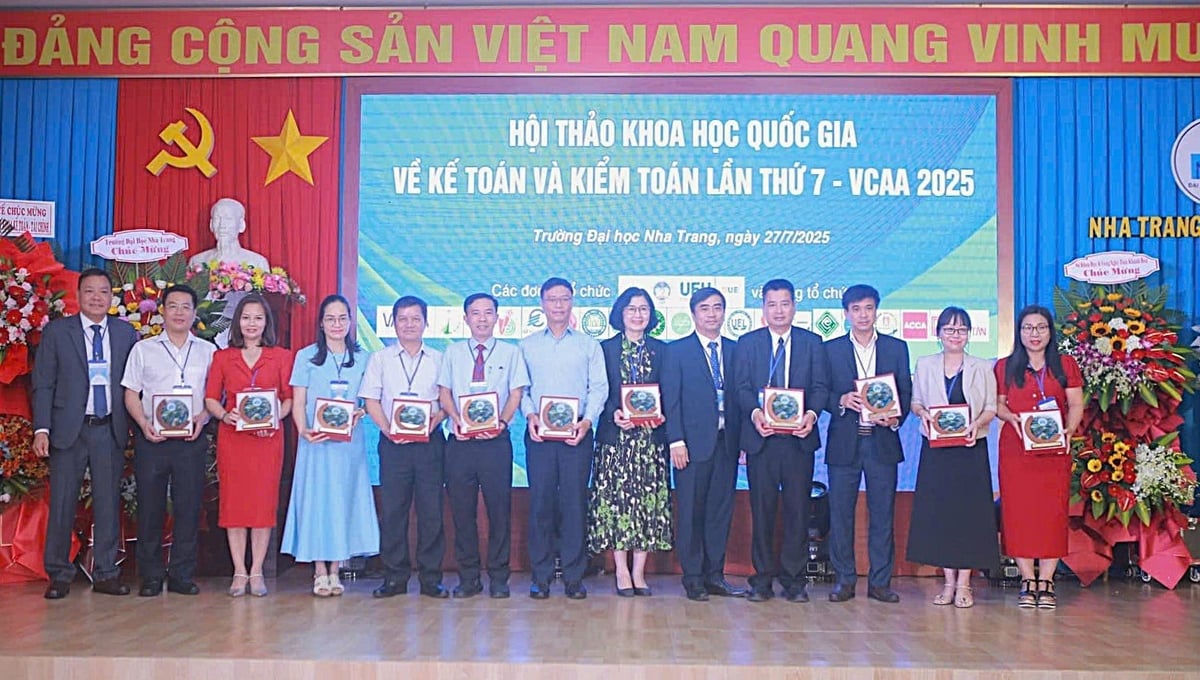PGS.TS Nguyễn Lê Cường - Phó hiệu trưởng Trường Đại học Điện lực nhận kỷ niệm chương tại chương trình. Ảnh: EPU. PGS.TS Nguyễn Lê Cường - Phó hiệu trưởng Trường Đại học Điện lực nhận kỷ niệm chương tại chương trình. Ảnh: EPU.