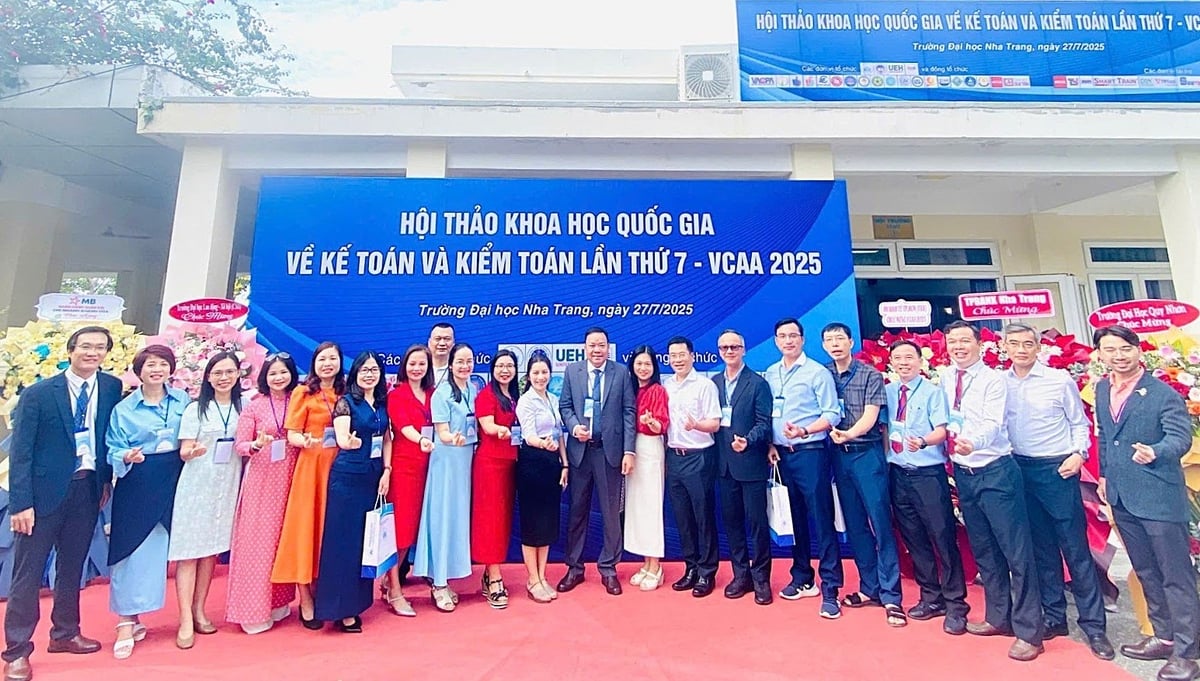Các đại biểu chụp ảnh lưu niệm tại Hội thảo. Ảnh: EPU. Các đại biểu chụp ảnh lưu niệm tại Hội thảo. Ảnh: EPU.