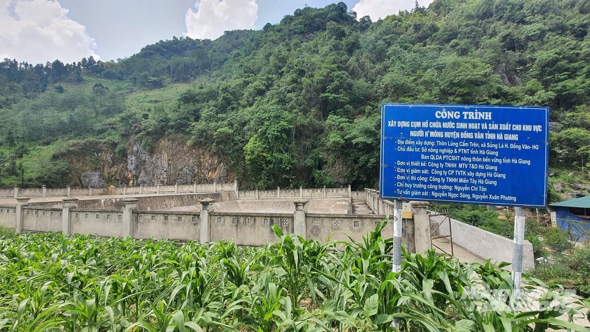 Công trình hồ treo tại thôn Lũng Cẩm Trên, xã Sủng Là được gắn biển trang nghiêm như một niềm tự hào. Ảnh: Kiên Trung. Công trình hồ treo tại thôn Lũng Cẩm Trên, xã Sủng Là được gắn biển trang nghiêm như một niềm tự hào. Ảnh: Kiên Trung.