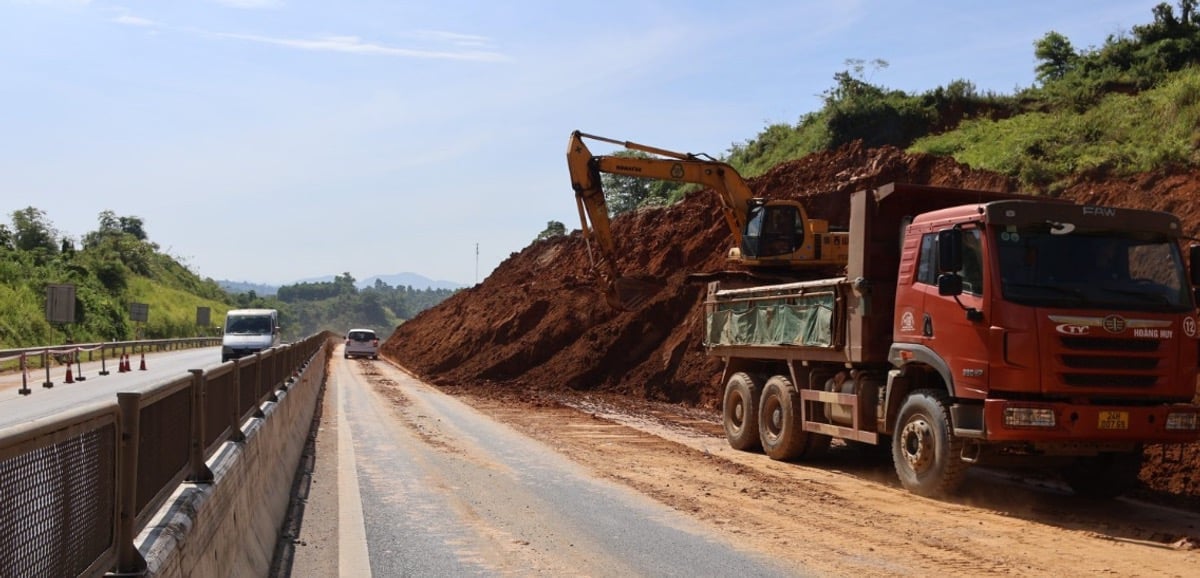 Điểm sạt lở tại Km241+700 trên tuyến cao tốc Nội Bài - Lào Cai, đoạn qua địa phận tỉnh Lào Cai khiến nhiều m3 đất đá tràn ra đường gây khó khăn cho giao thông. Ảnh: Du Kỷ.