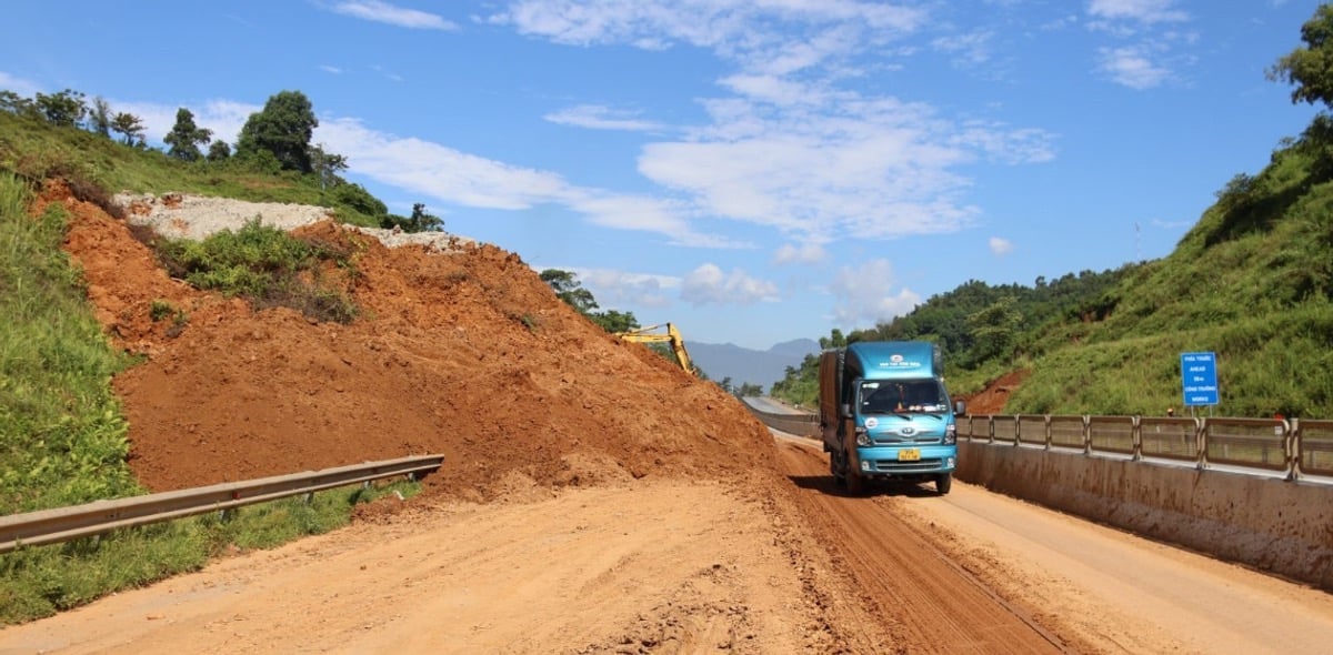 Đến thời điểm hiện tại khu vực sạt lở đã được san gạt, thu dọn đất đá và tổ chức lưu thông bước một, cho phép phương tiện qua lại bình thường. Ảnh: Du Kỷ.