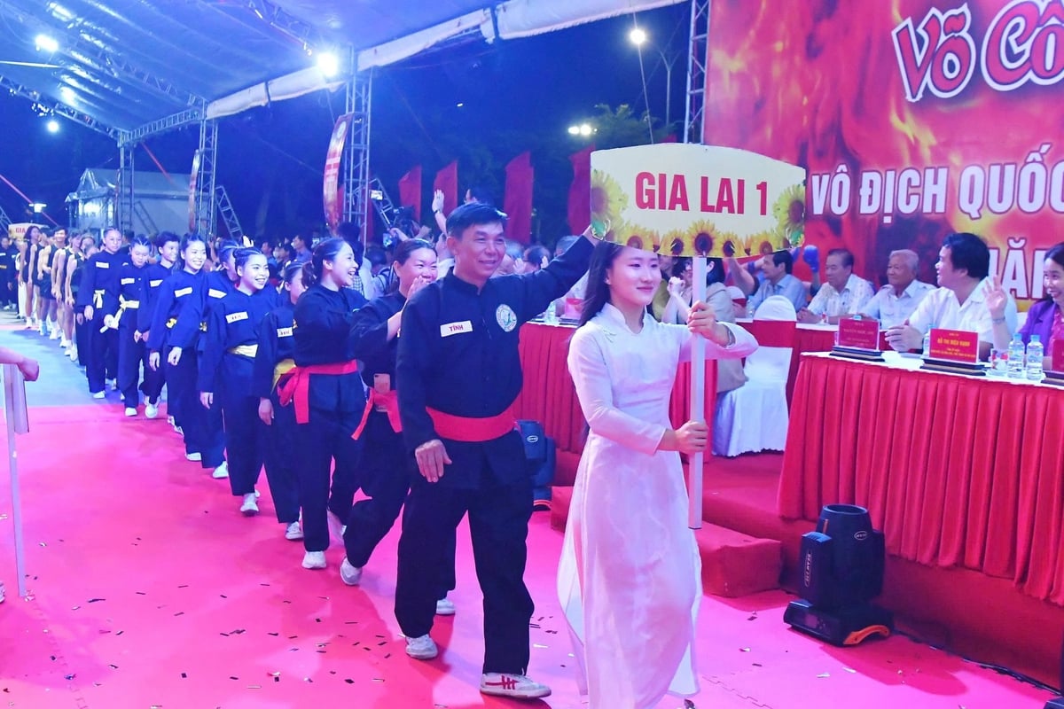 Đoàn vận động viên tỉnh Gia Lai diễu hành qua lễ đài trong lễ khai mạc giải vô địch võ cổ truyền quốc gia lần thứ 34. Ảnh: BTC.