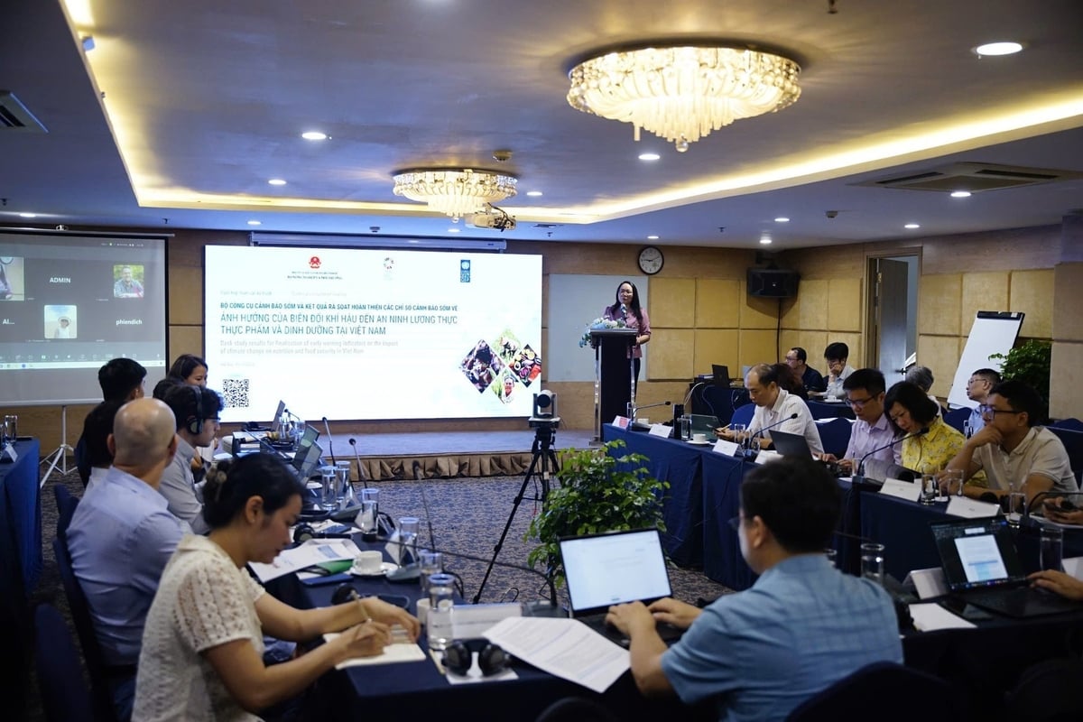 PGS.TS Trương Tuyết Mai, Phó Viện trưởng Viện Dinh dưỡng Quốc gia phát biểu tại cuộc họp Tham vấn kỹ thuật về kết quả rà soát hoàn thiện các chỉ số cảnh báo sớm về ảnh hưởng của biến đổi khí hậu đến an ninh lương thực thực phẩm và dinh dưỡng tại Việt Nam. Ảnh: Linh Linh. PGS.TS Trương Tuyết Mai, Phó Viện trưởng Viện Dinh dưỡng Quốc gia phát biểu tại cuộc họp Tham vấn kỹ thuật về kết quả rà soát hoàn thiện các chỉ số cảnh báo sớm về ảnh hưởng của biến đổi khí hậu đến an ninh lương thực thực phẩm và dinh dưỡng tại Việt Nam. Ảnh: Linh Linh.