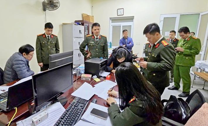 Lực lượng chức năng kiểm tra tại trụ sở Công ty Durian. Ảnh: Công an Hà Nội.
