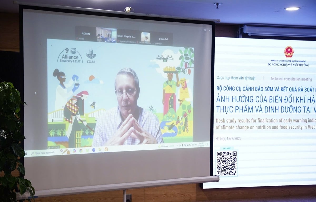 TS Mark Lundy, Quản lý Toàn cầu về Môi trường Thực phẩm và Hành vi Người tiêu dùng, Trung tâm Nông nghiệp Nhiệt đới Quốc tế (CIAT) chia sẻ tổng quan về biến đổi khí hậu ảnh hưởng tới tình hình an ninh lượng thực, dinh dưỡng và các khuyến nghị cho chính sách của Việt Nam. Ảnh: Linh Linh. TS Mark Lundy, Quản lý Toàn cầu về Môi trường Thực phẩm và Hành vi Người tiêu dùng, Trung tâm Nông nghiệp Nhiệt đới Quốc tế (CIAT) chia sẻ tổng quan về biến đổi khí hậu ảnh hưởng tới tình hình an ninh lượng thực, dinh dưỡng và các khuyến nghị cho chính sách của Việt Nam. Ảnh: Linh Linh.