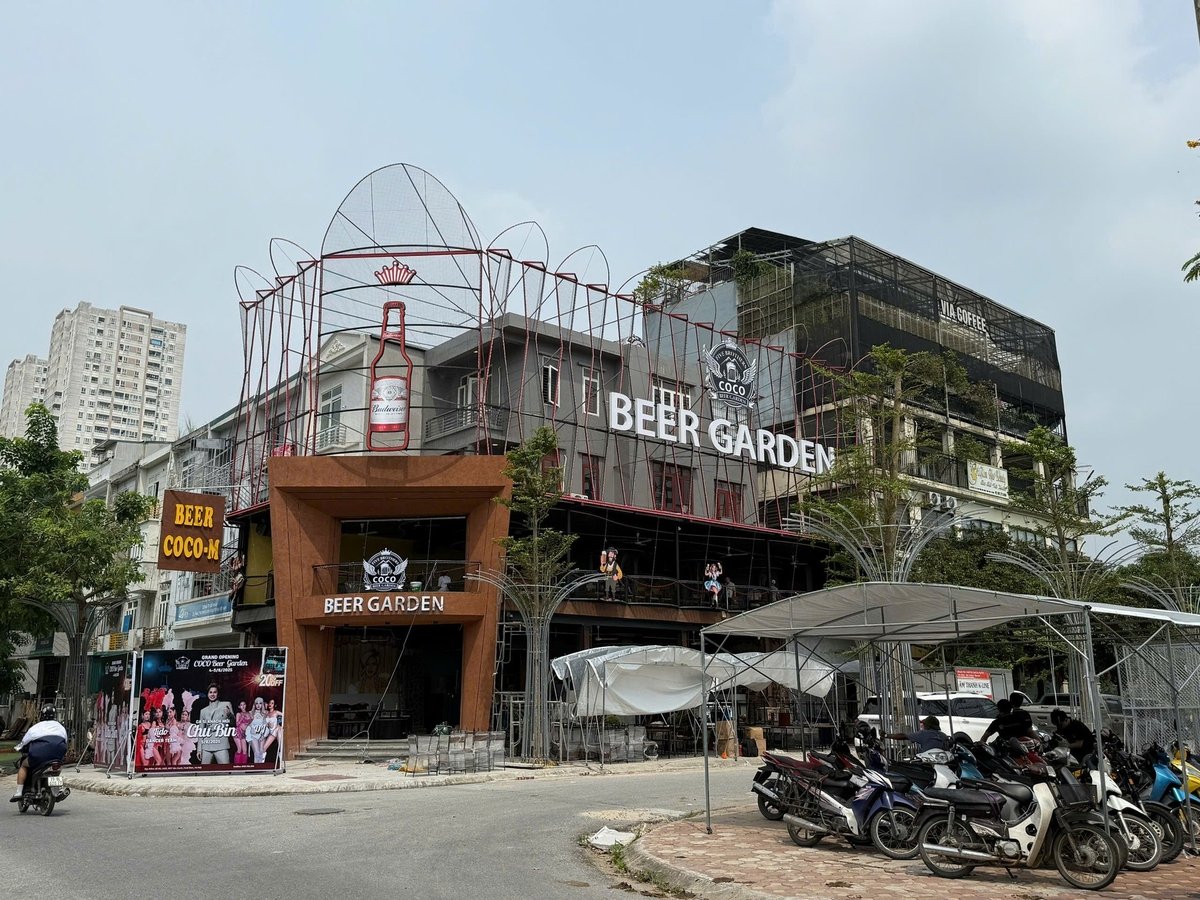 Một căn nhà ở liền kề tại Khu đô thị mới Vân Canh đã được cải tạo, sữa chữa trái phép để làm quán bia. Ảnh: Cao Sơn. Một căn nhà ở liền kề tại Khu đô thị mới Vân Canh đã được cải tạo, sữa chữa trái phép để làm quán bia. Ảnh: Cao Sơn.