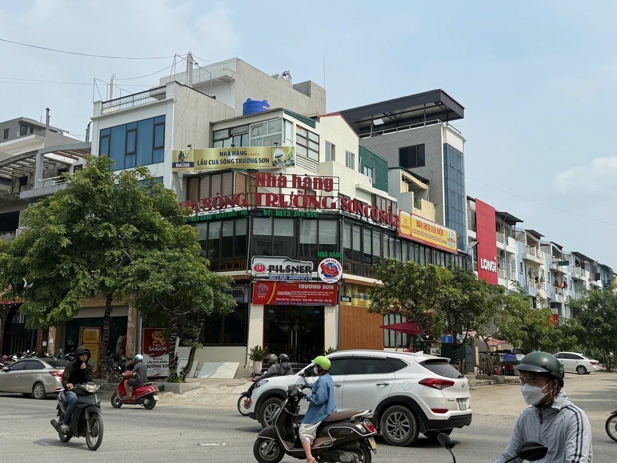Nhiều căn biệt thự, liền kề tại Khu đô thị mới Vân Canh bị cơi nới. Ảnh: Cao Sơn. Nhiều căn biệt thự, liền kề tại Khu đô thị mới Vân Canh bị cơi nới. Ảnh: Cao Sơn.