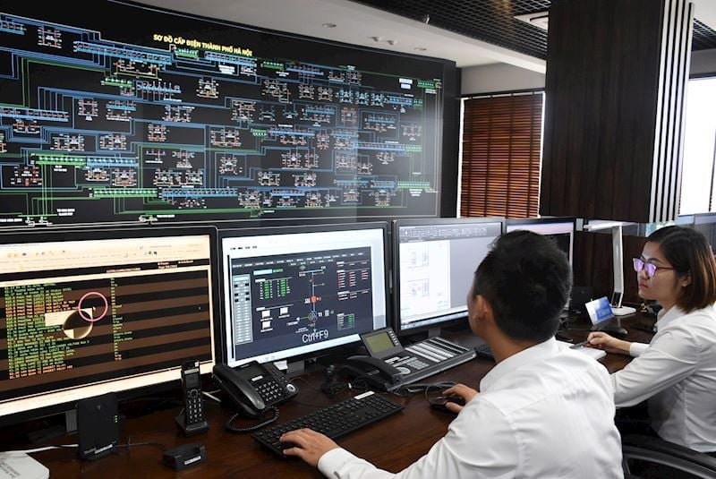 Các đơn vị ngành điện theo dõi sát diễn biến phụ tải, chuẩn bị cho tình huống lượng điện tiêu thụ tăng đột biến gây quá tải đường dây. Ảnh: EVNHANOI. Các đơn vị ngành điện theo dõi sát diễn biến phụ tải, chuẩn bị cho tình huống lượng điện tiêu thụ tăng đột biến gây quá tải đường dây. Ảnh: EVNHANOI.
